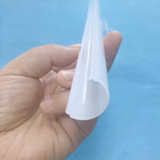 Lentille d'extrusion en plastique PC sur mesure pour boîtier de lumière de tube à LED avec un bon prix